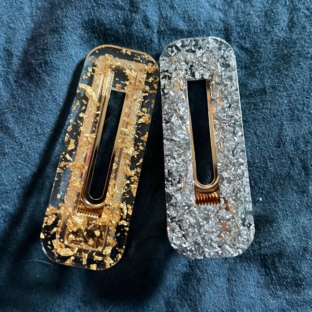 2 hair clips